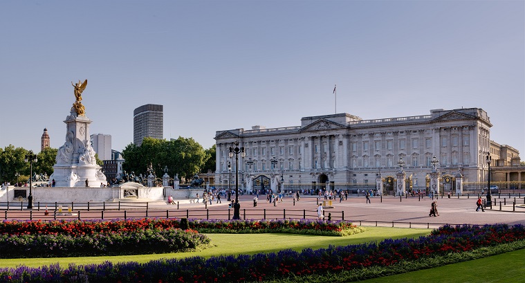 Buckingham_Palace_and_Victoria_Monument_-_September_2006