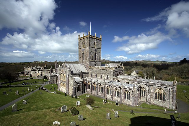 St_David's_Cathedral_and_Bishop's_Palace_-_geograph.org.uk_-_774149